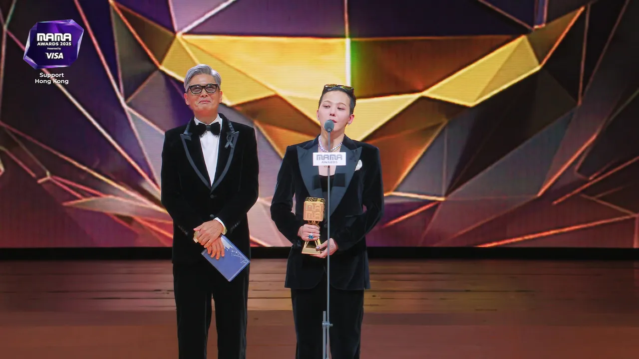 周潤發（左）頒獎給GD。翻攝Mnet