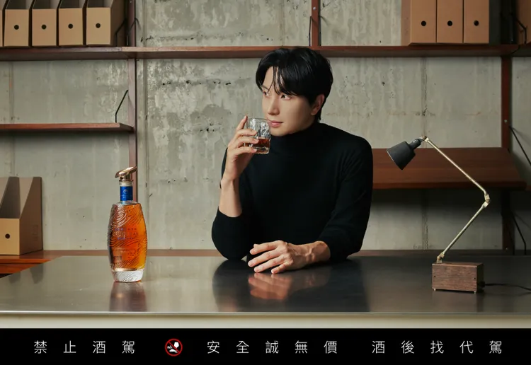SUPER JUNIOR 隊長利特以 20 週年之際詮釋新品形象，展現高粱經雪莉桶熟成後的優雅與成熟調性。業者提供