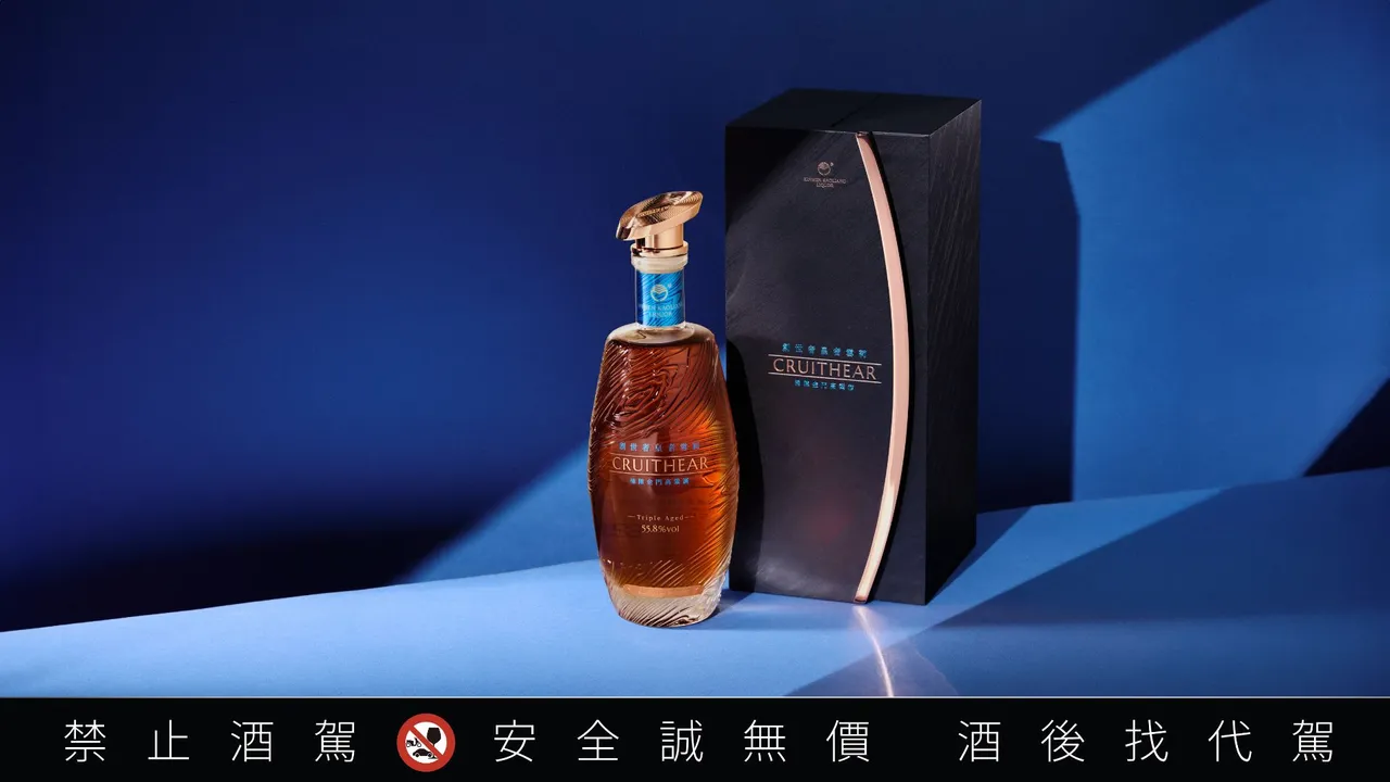 黑松與金門酒廠以赫雷斯產區初次 Oloroso 雪莉桶熟成高粱酒，酒液吸附木材殘留的乾果與氧化香，呈現更深層的風味。業者提供