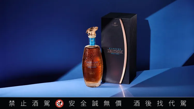 黑松與金門酒廠以赫雷斯產區初次 Oloroso 雪莉桶熟成高粱酒，酒液吸附木材殘留的乾果與氧化香，呈現更深層的風味。業者提供