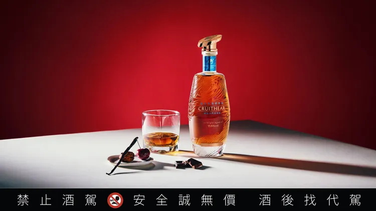 標準版與利特限定版「單一原桶強度」將於 11 月 19 日起在全台通路陸續販售，兩款皆為 700 mL 裝瓶。業者提供