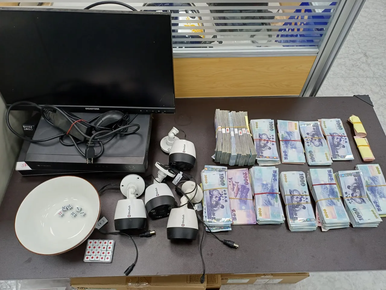 警方查扣賭具一批、監視器以及賭資150餘萬元。翻攝畫面