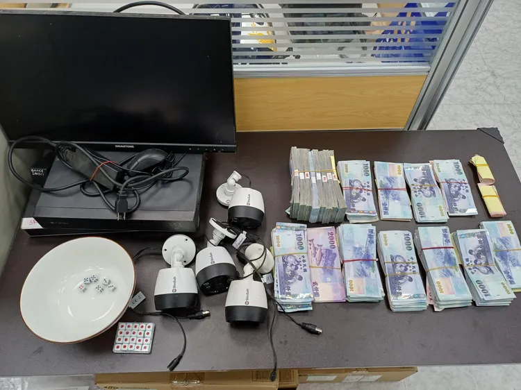 警方查扣賭具一批、監視器以及賭資150餘萬元。翻攝畫面