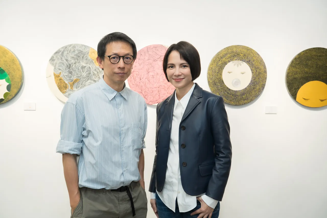 李心潔（右）與導演林奕華。13a New Street Art Gallery提供