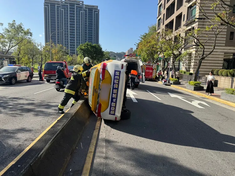 計程車遭撞後側翻。翻攝畫面