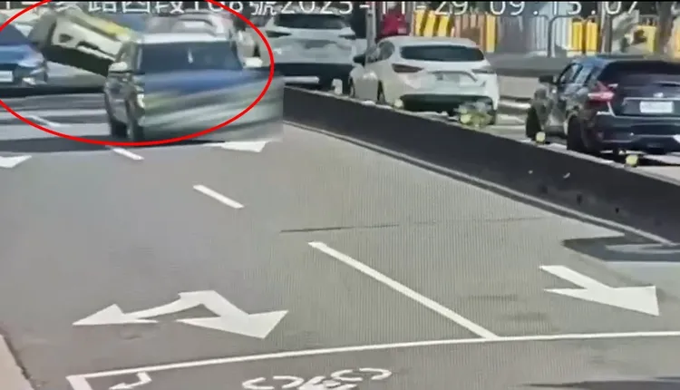小客車疑硬擠車道撞上小黃。翻攝畫面