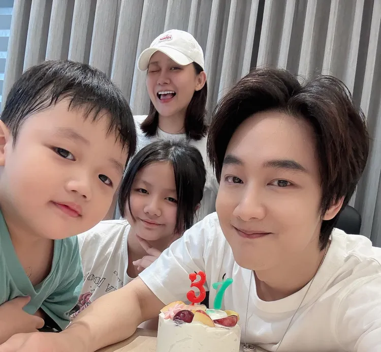 網紅「那對夫妻」Nico與Kim育有一雙子女。翻攝「那對夫妻」臉書