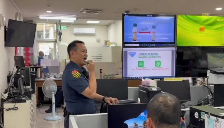 桃警實施教育訓練，各單位種子教官講解唾液快篩使用要領。翻攝畫面