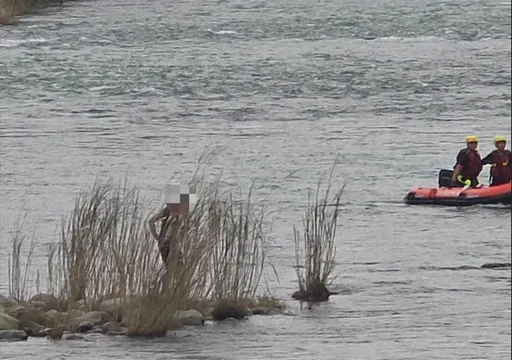 新北男青潭堰戲水遇暴漲困沙洲　淹到胸口好危急！閘門緩放水驚險獲救