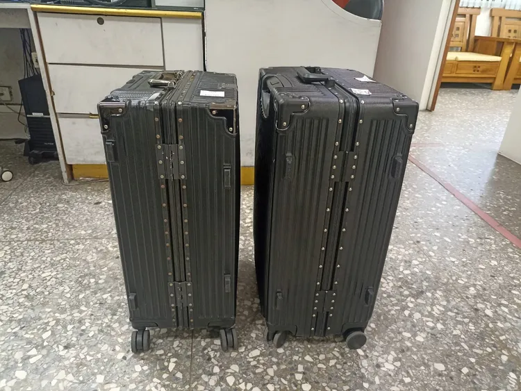 劉女跟許男在派出所互換回錯拿的行李箱。翻攝畫面