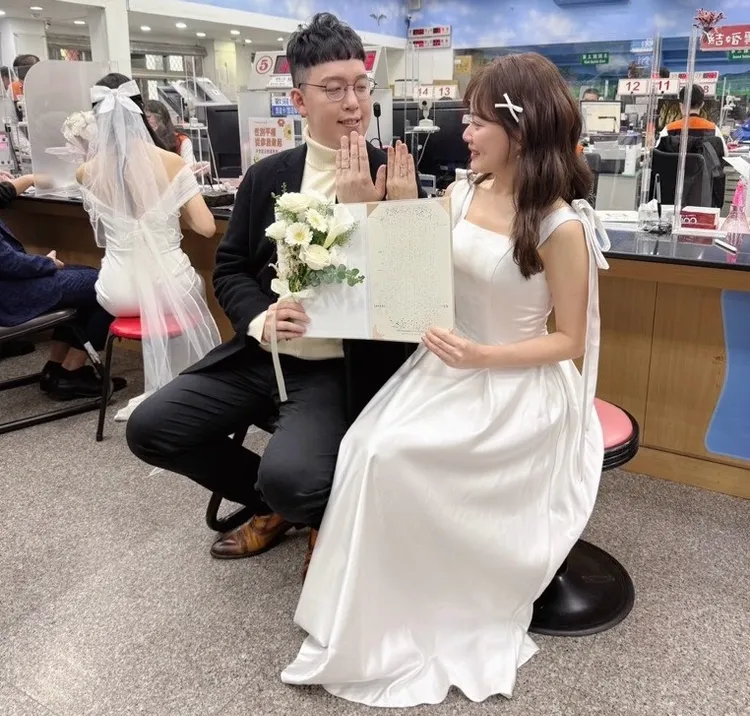 小牛柯昱安今偕漂亮主播女友，赴新北市板橋區戶政事務所登記結婚。柯昱安提供
