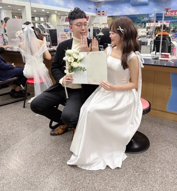 小牛柯昱安今偕漂亮主播女友，赴新北市板橋區戶政事務所登記結婚。柯昱安提供