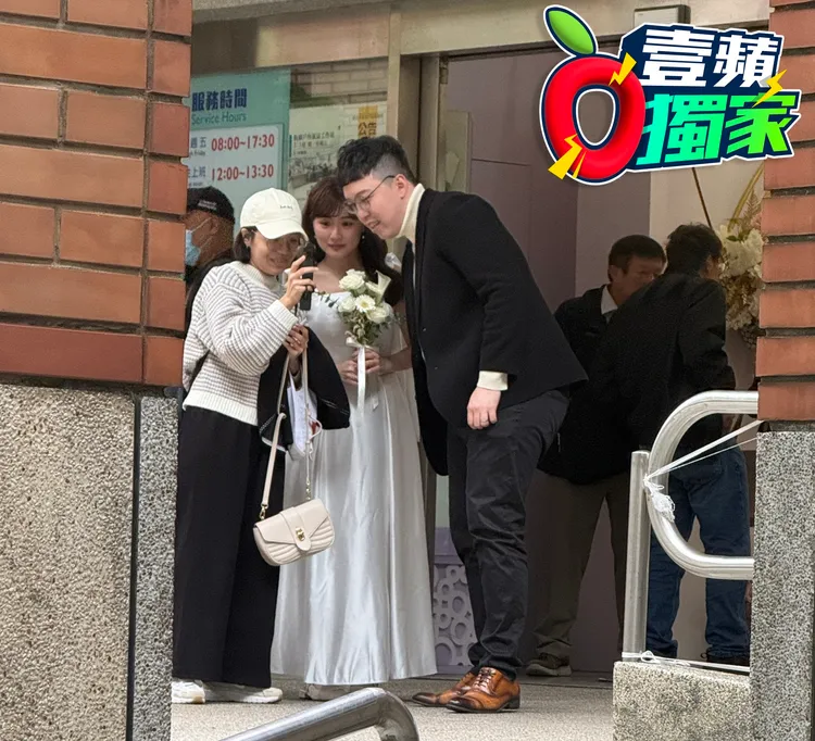 小牛柯昱安今偕漂亮主播女友，赴新北市板桥区户政事务所登记结婚。民众提供