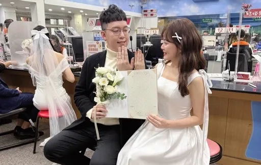 独家｜小牛柯昱安今偕漂亮主播女友　赴户政所登记结婚