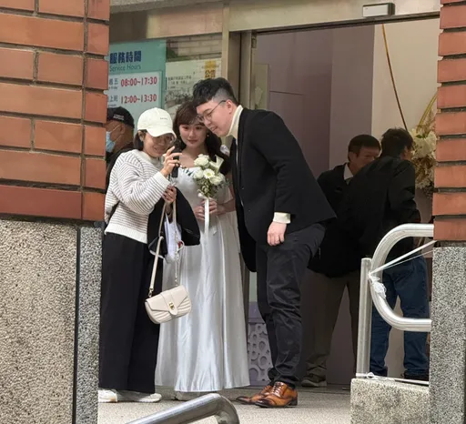 独家｜小牛柯昱安今偕漂亮主播女友　赴户政事务所登记结婚