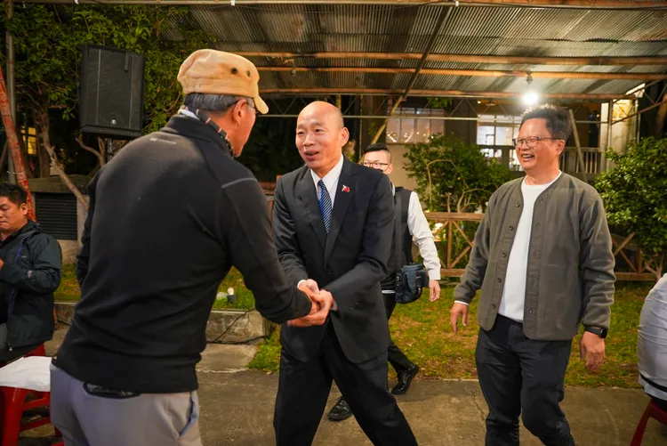 韓國瑜院長到三重空軍一村看舞台劇《一村喜事：康樂隊來了》。金星文創提供