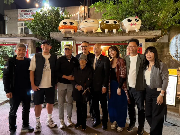 立法院長韓國瑜陪同98歲的韓媽媽一同觀賞舞台劇《一村喜事：康樂隊來了》。金星文創提供