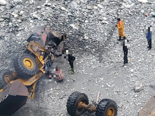 推土机撞护栏坠中横公路溪谷100米深起火燃烧　驾驶不治