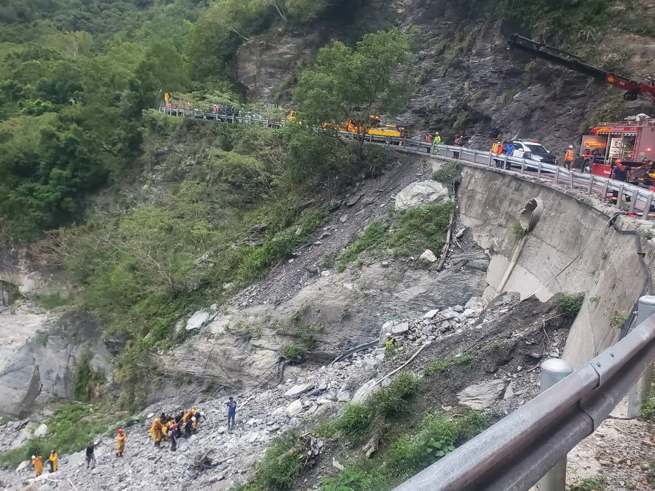 台8線中橫公路169.7公里處今天發生推土機墜落溪谷交通事故。民眾提供