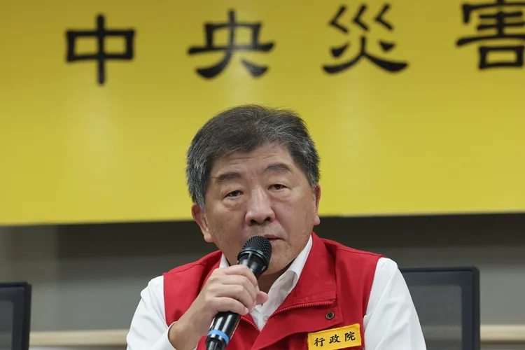 非洲豬瘟中央災害應變中心3日下午在農業部防檢署舉行記者會，由行政院政務委員陳時中（圖）主持會議。
中央社