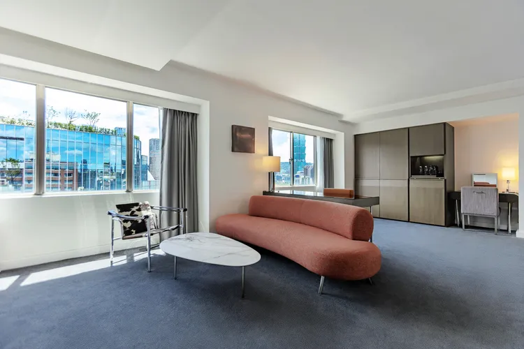 国联大饭店推出「国联景观套房一泊二食」买万送万住房专案，赠送超值好礼国联景观套房住宿券一张。国联大饭店提供