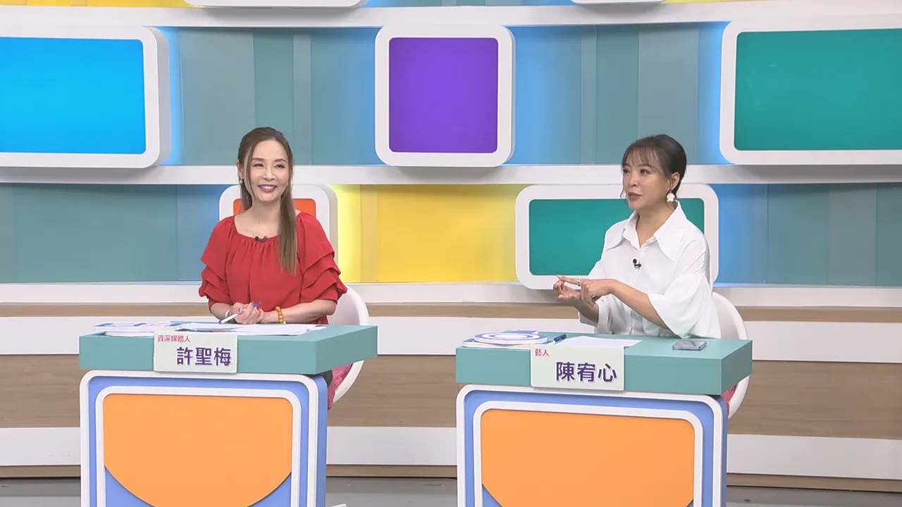 陈宥心（右）细数为了求子曾试过的偏方，左为许圣梅。和展影视提供