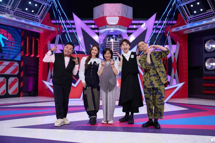 許效舜（左起）、吳姍儒、楊麗音、黃豪平、浩子等一起錄影。公視台語台提供