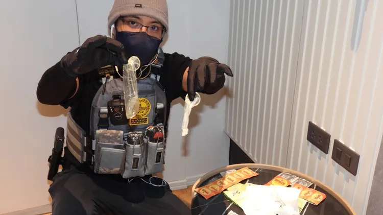 警方在淫趴现场发现用过的保险套。翻摄自《星暹传媒》