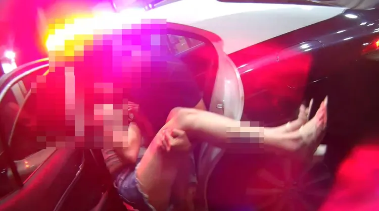 女子在KTV欢唱时突然昏倒，友人以「公主抱」的方式抱著他向警方求救。民众提供