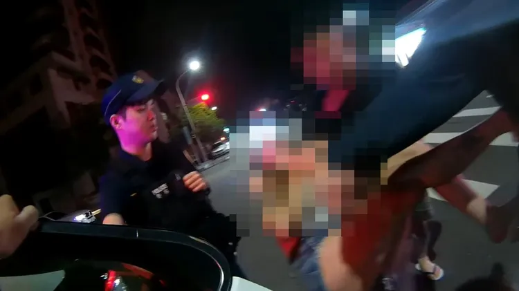 突然在KTV昏倒的女子被友人抱著向警方求救。民眾提供