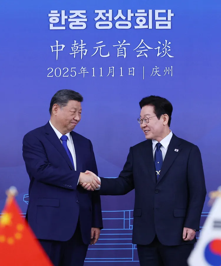 韓國總統李在明（右）會見與中國國家主席習近平。路透社