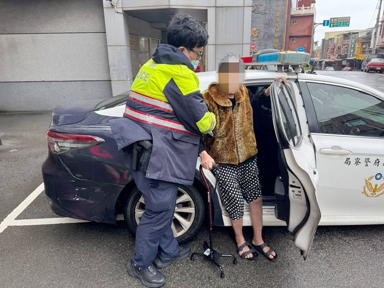 8旬婦外出被強風吹倒 大園警即時伸援助返家