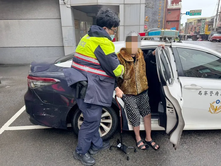 警员把王妇带回警所休息。大园警分局提供