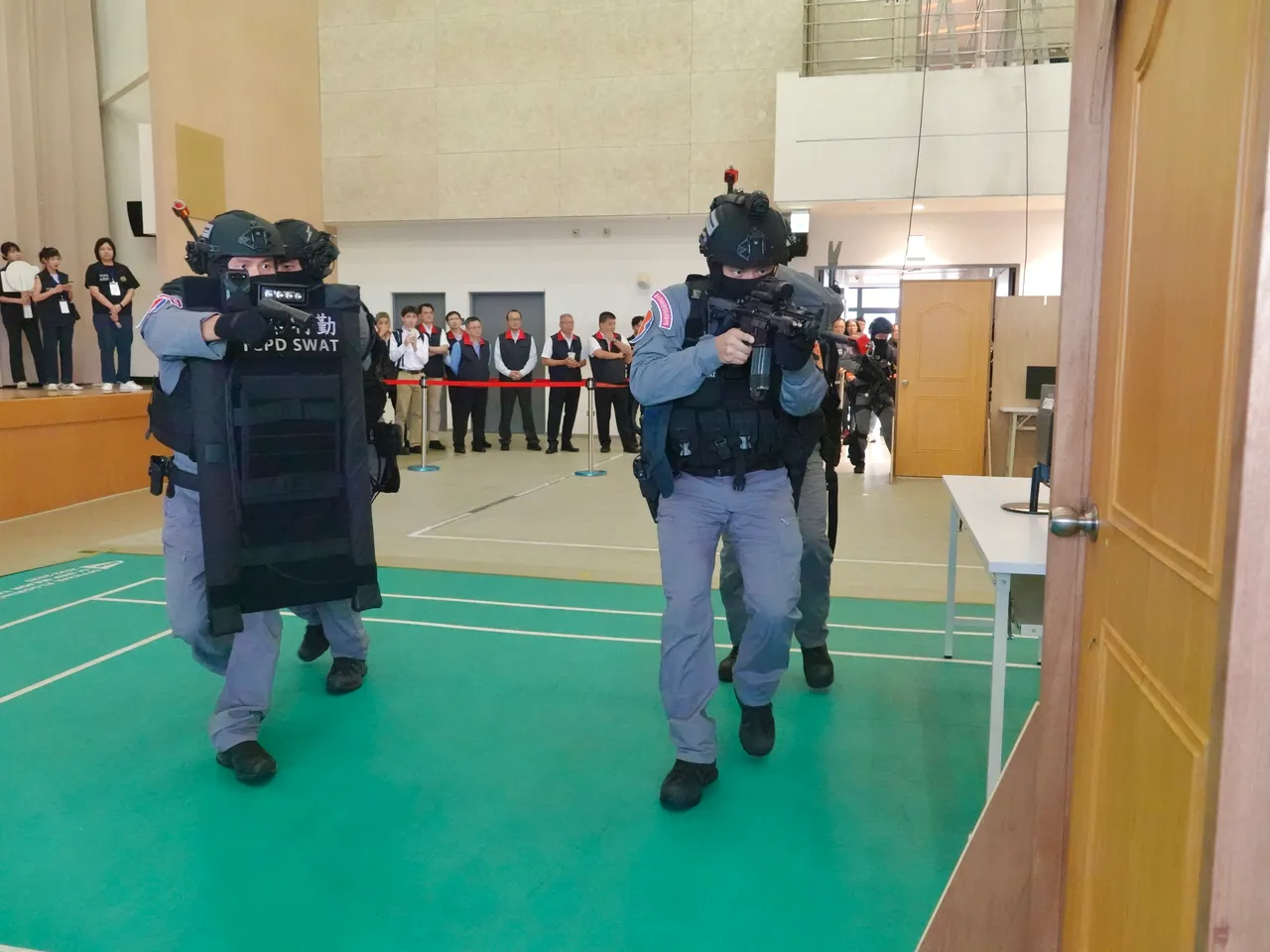 特勤中隊展示攻堅行動。翻攝畫面