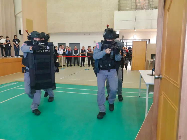 特勤中隊展示攻堅行動。翻攝畫面