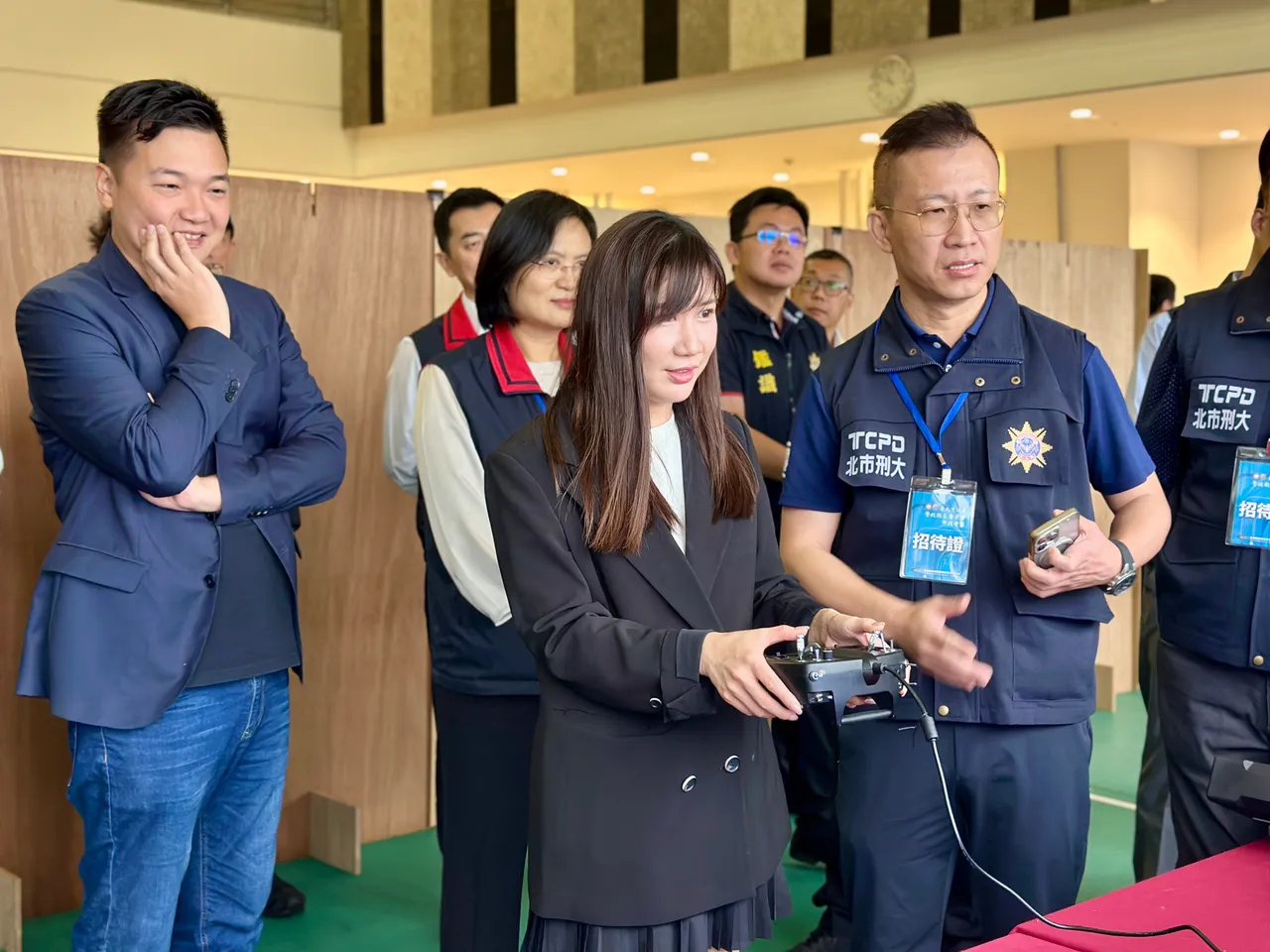 柳采葳操控模擬空拍機飛行。翻攝畫面