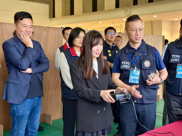 柳采葳操控模擬空拍機飛行。翻攝畫面