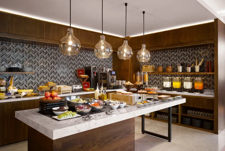 期間住宿每房加7元可享吃到飽早餐2客。台中萬楓酒店提供