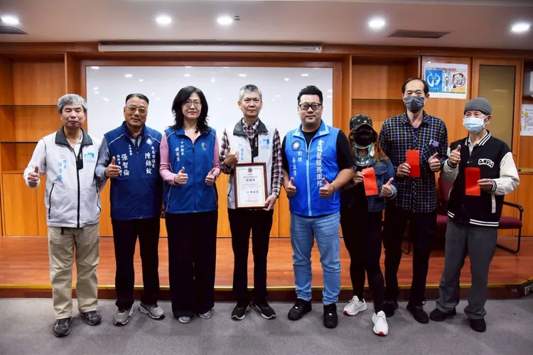 理事长林富贵率领2记协成员拜访中和区公所，捐助慰问金盼由中和区公所来关怀辖内低收入户。翻摄画面