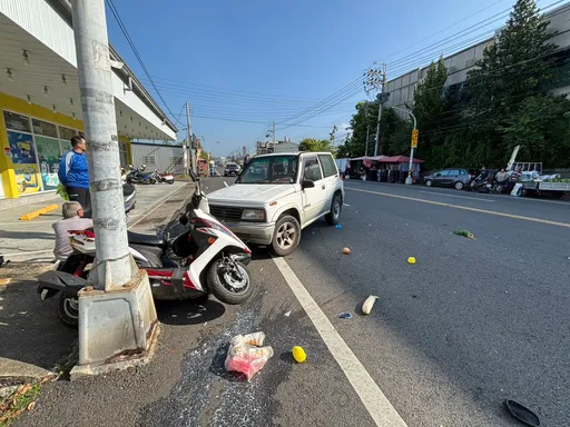 疑機車變換車道閃避不及　嘉義7旬男連撞兩機車　女騎士捲車底喪命