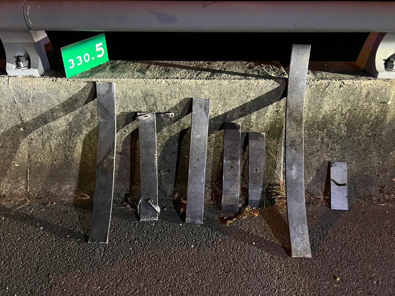 國道警方發現疑似是車輛掉落零件釀禍，一共有17車慘遭波及。翻攝照片