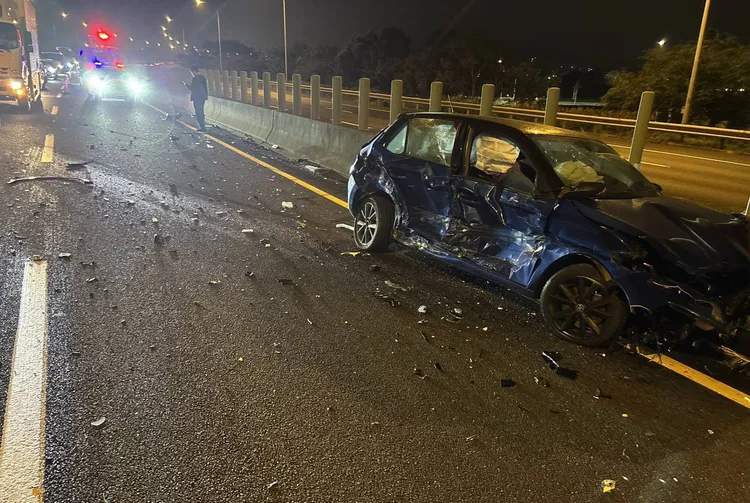 有車輛行經國道3號六甲段南下車道時，沿途掉落疑似零件物品，造成後方車輛閃避不及，輾壓後肇事，不只爆胎還互撞。翻攝照片
