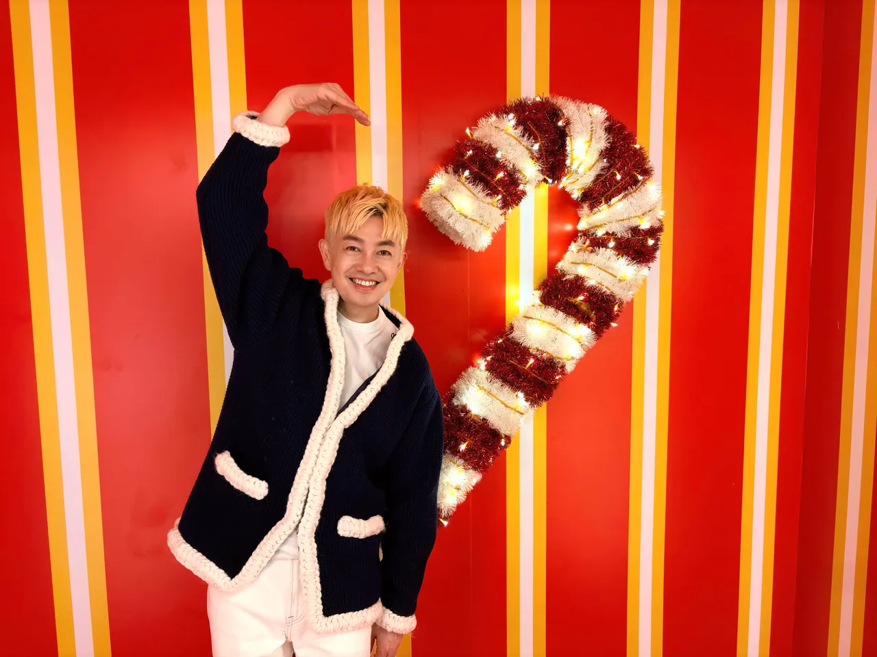 李明川前进新北耶诞城取景，恰遇凤凰台风搅局。产值娱乐提供