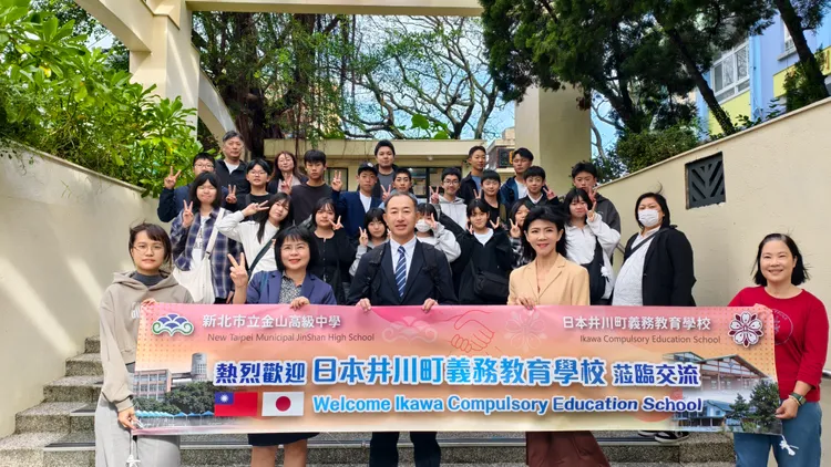 金山高中门口列队欢迎井川町义务教育学校26位师生莅临，热情展开教育界的台日交流。校方提供