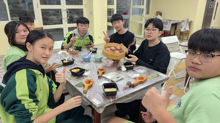 井川義務教育學校師生來訪，一起製作台灣傳統美食紅龜粿。校方提供