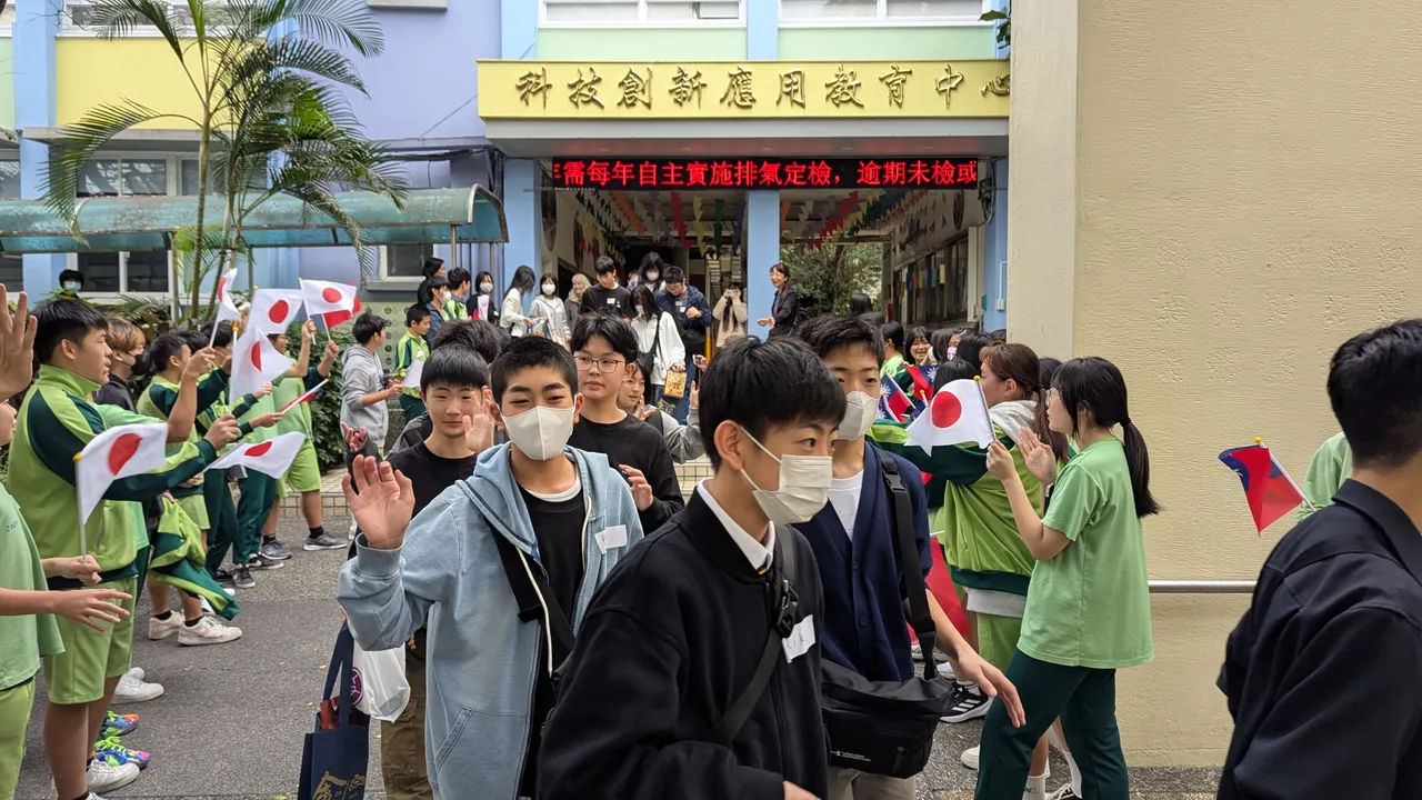 金山高中国中部学生排成两列，夹道欢送井川义务教育学校师生。校方提供