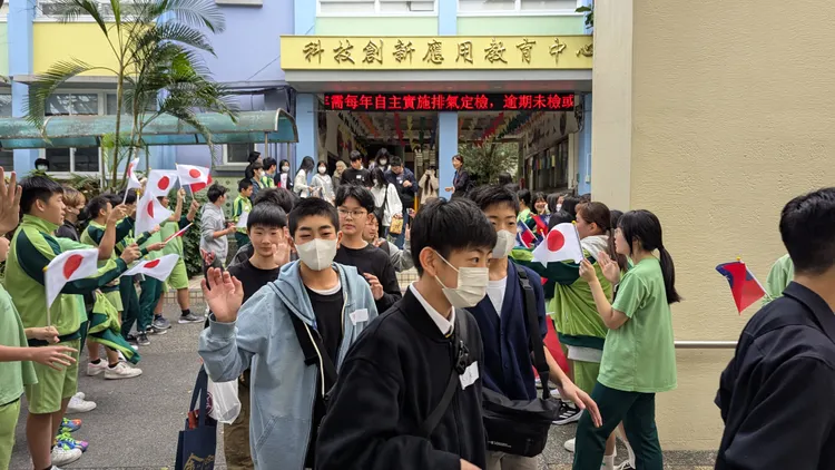 金山高中國中部學生排成兩列，夾道歡送井川義務教育學校師生。校方提供