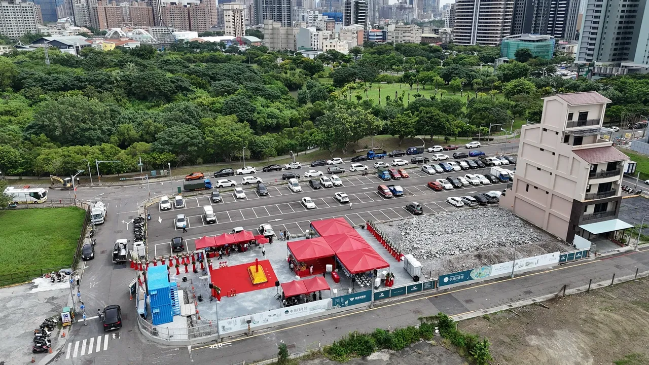 「中川月亮湾」社区旁为中都湿地公园，社区规划仅75户纯住宅。叶家铭摄