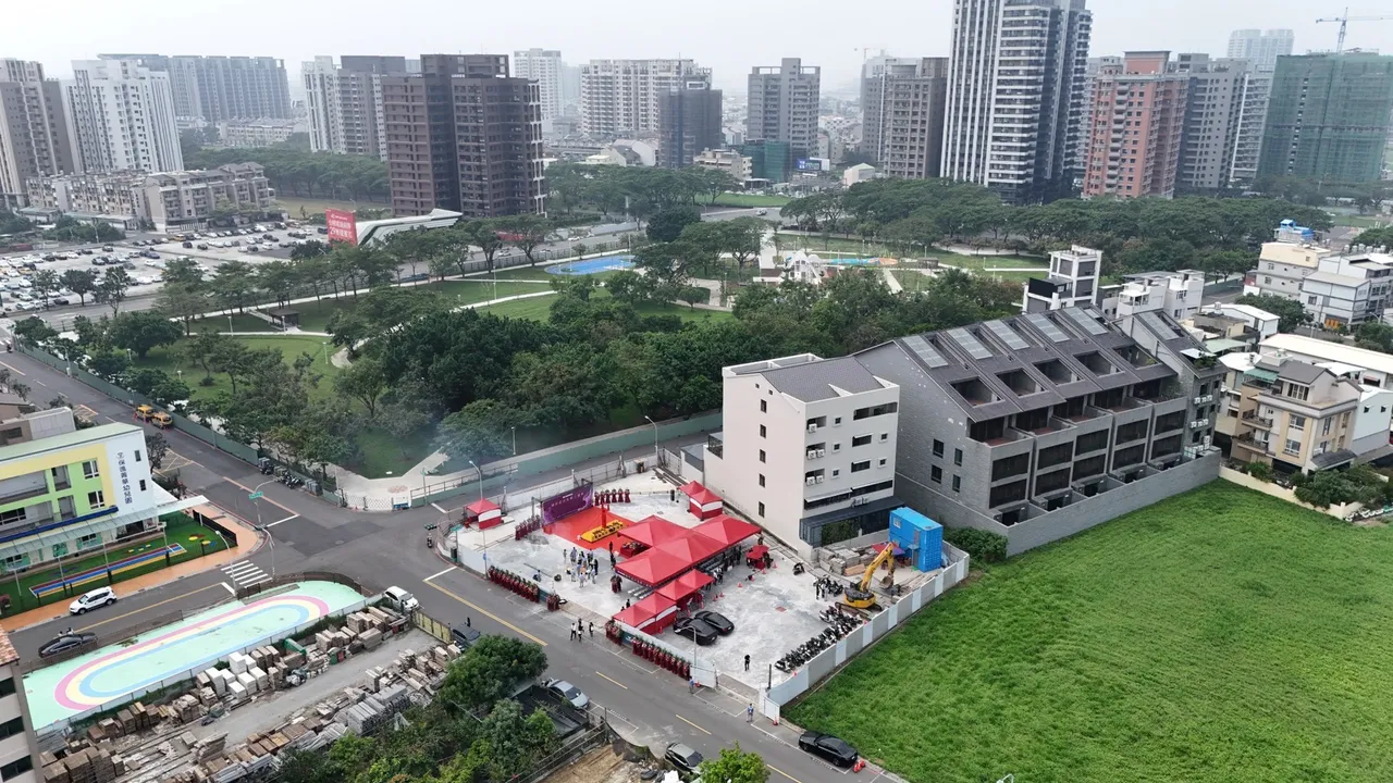 兴连城蓝田公园首排景观宅「叙青田」除具备景观视野，建案导入AlfaSafe柱中柱耐震工法，施工强度领先业界。叶家铭摄