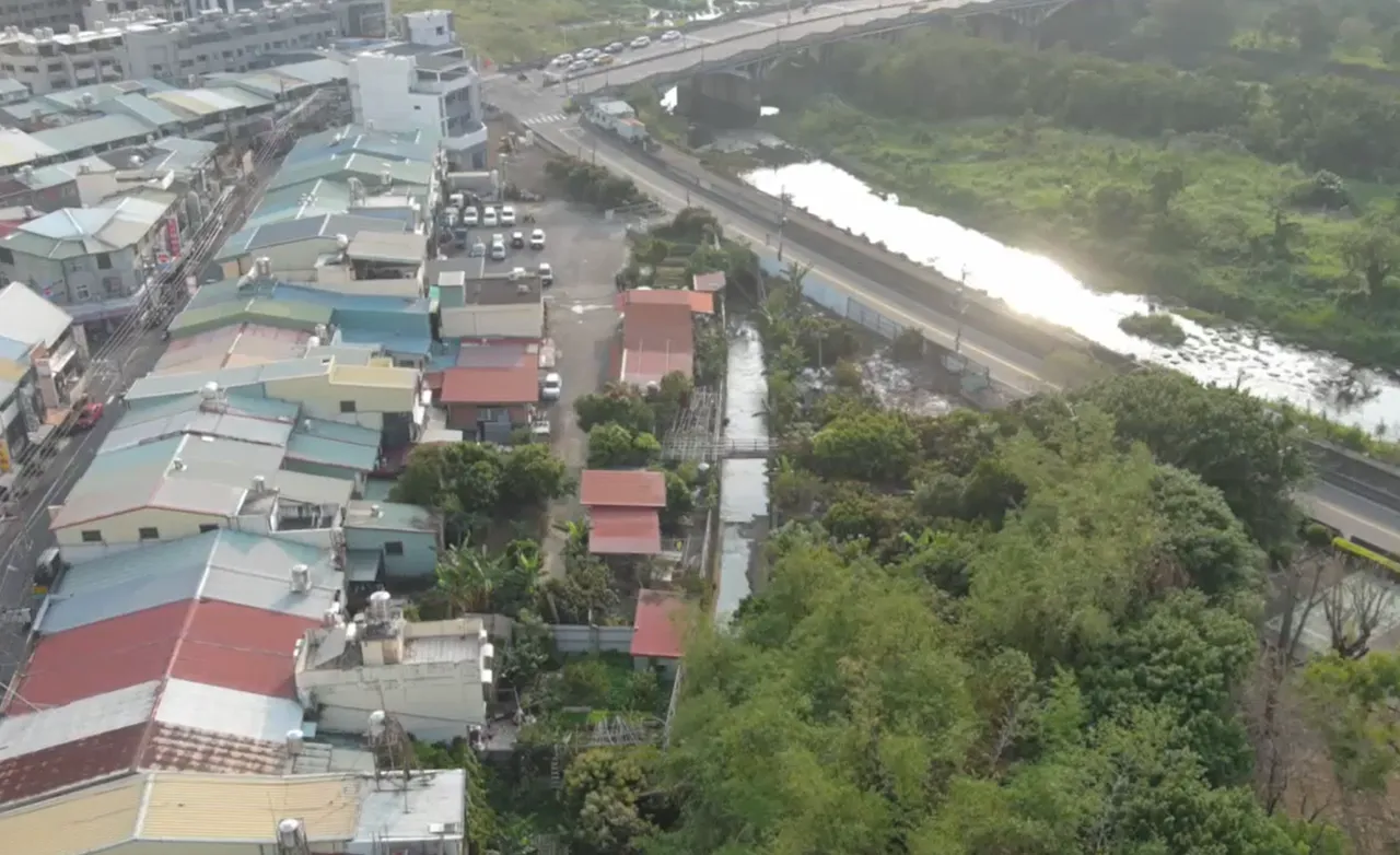 台中市環保局利用空拍機稽查水污染案件。市府提供